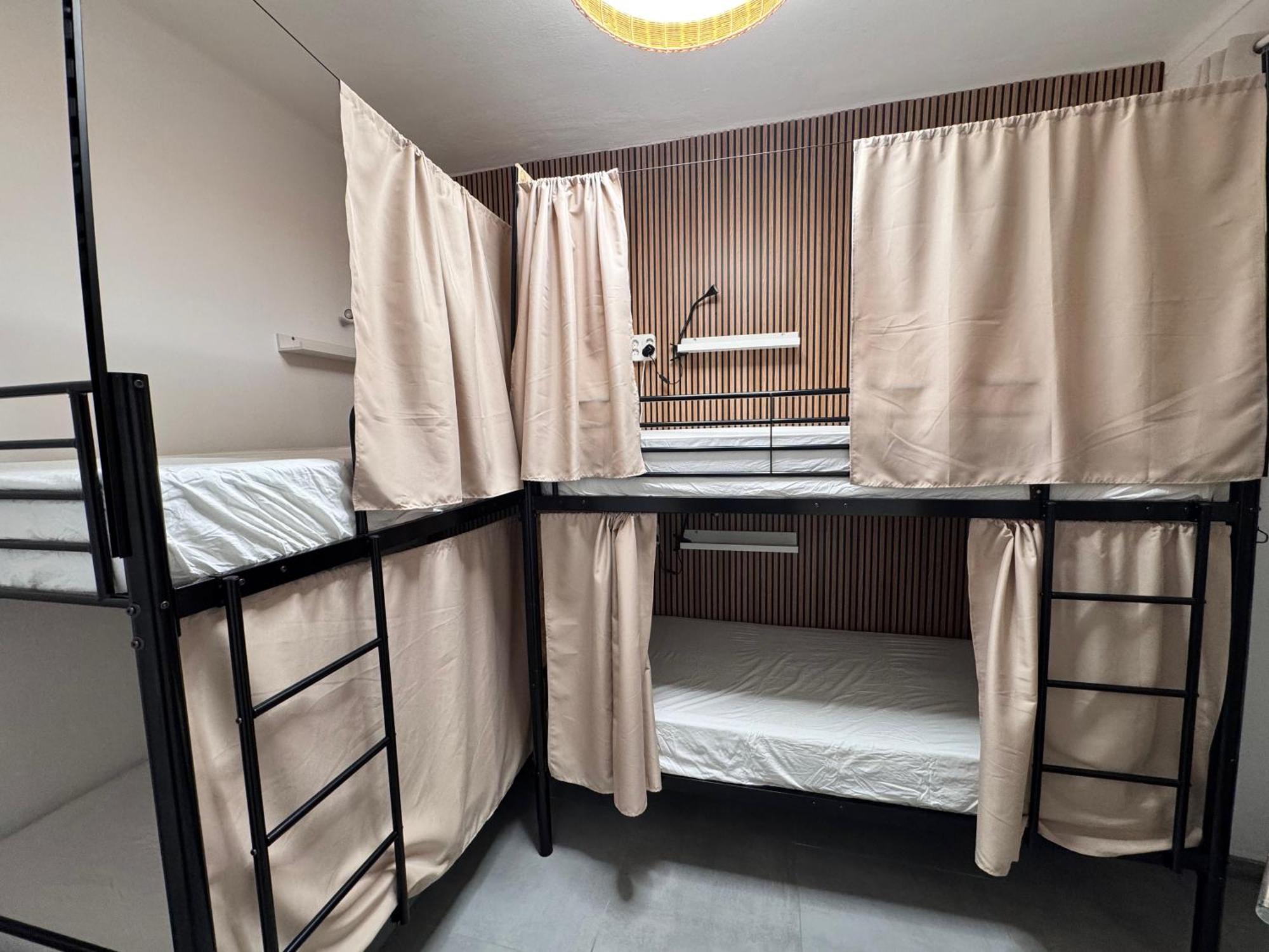 Cama en habitación compartida con 4 camas